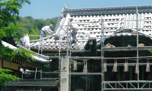 歴史ある神社の屋根葺き替え工事